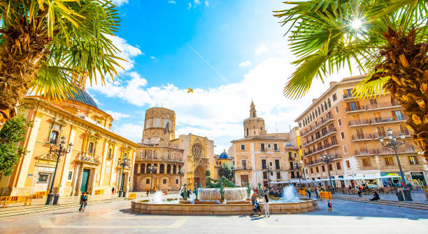 panoramablick auf die plaza de la virgen (platz der heiligen maria) und die altstadt von valencia, spanien - virgin mary stock-fotos und bilder