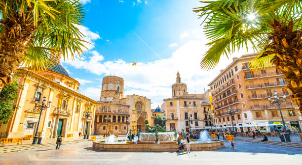 panoramisch uitzicht op plaza de la virgen (plein van maagd maria) en valencia oude stad, spanje - spanje stockfoto's en -beelden
