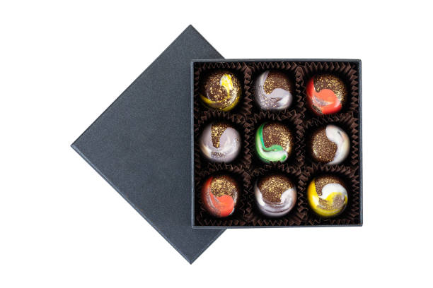 흰색 배경에 고립 된 상자에 다채로운 초콜릿 사탕 세트 - bittersweet berry 이미지 뉴스 사진 이미지