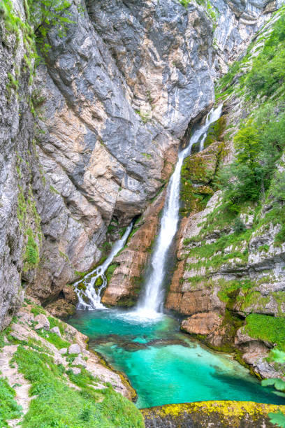 waterfall savica, slovenia - lake bohinj imagens e fotografias de stock