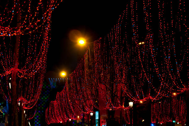 paris : weihnachtsdekorationauf champs-elysees - architecture international landmark famous place decoration stock-fotos und bilder