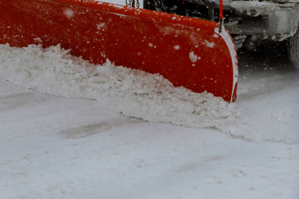 odśnieżanie ciągnika czyści drogę po obfitych opadach śniegu. - clear sky construction vehicle bulldozer commercial land vehicle zdjęcia i obrazy z banku zdjęć