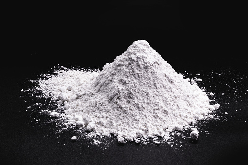 El sulfuro de calcio es un compuesto inorgánico sólido con la fórmula química CaS, utilizado en la producción de ciertos tipos de pinturas, cerámica y papel. photo