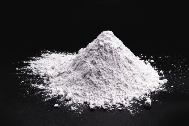 o sulfeto de cálcio é um composto inorgânico sólido com a fórmula química cas, utilizado na produção de certos tipos de tintas, cerâmicas e papel. - sulfide - fotografias e filmes do acervo