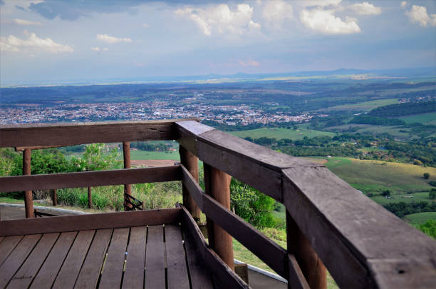 der aussichtspunkt des marcelo golinelli parks und der blick auf die stadt sao pedro - aussichtspunkt stock-fotos und bilder