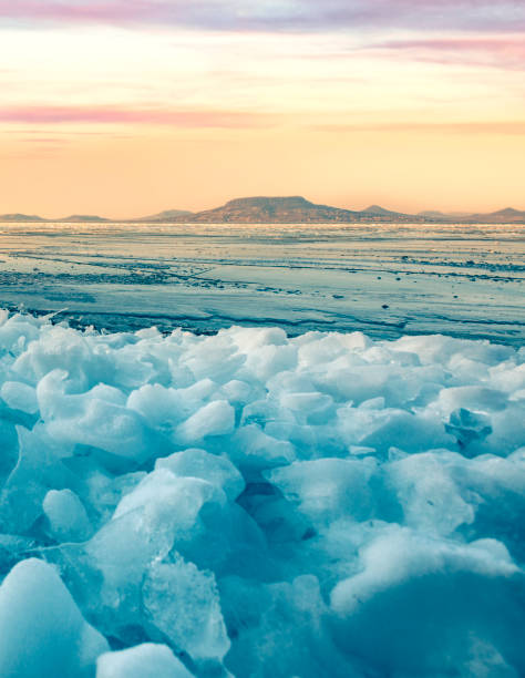 зимний пейзаж на озере балатон, венгрия - snow winter coastline sunrise стоковые фото и изображения