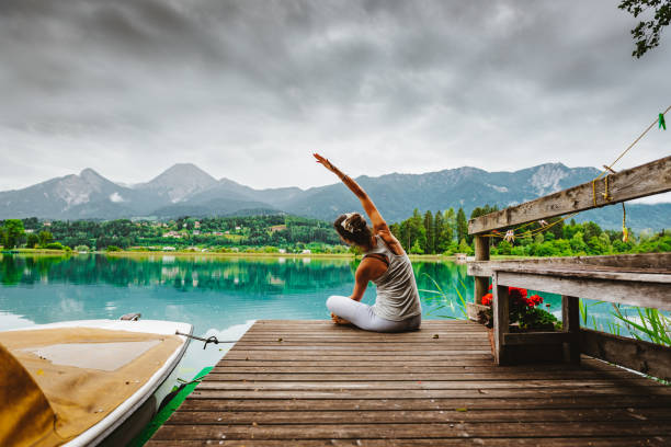 riconnessione alla natura - digital detox in nature - european alps women summer outdoor pursuit foto e immagini stock