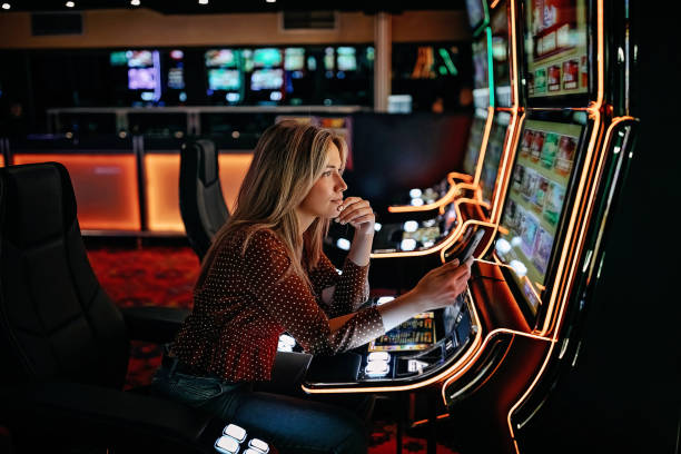 donne gioco d'azzardo su slot machine - gioco dazzardo foto e immagini stock