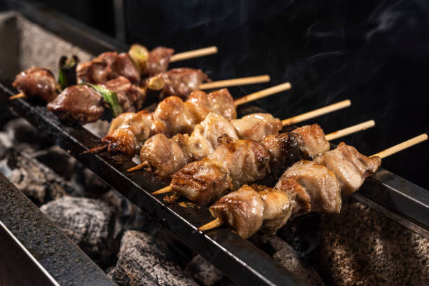 シェフグリル焼き鳥、炭火焼きチキン - 焼き鳥 japanese culture spit roasted 日本食 ストックフォトと画像