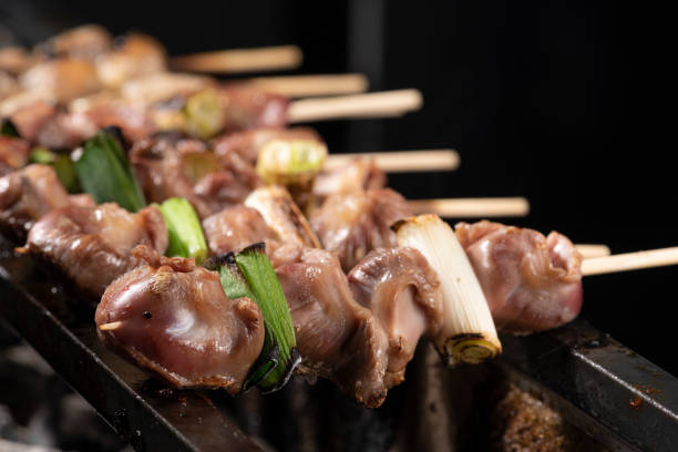 シェフグリル焼き鳥、炭火焼きチキン - spit roasted 日本食 焼き鳥 japanese culture ストックフォトと画像