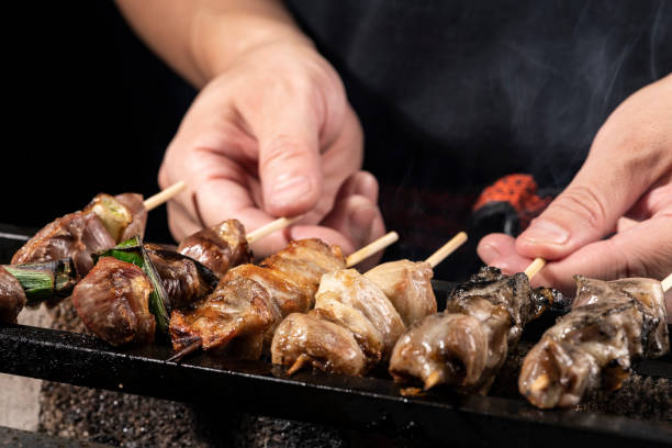 シェフグリル焼き鳥、炭火焼きチキン - 焼き鳥 japanese culture spit roasted 日本食 ストックフォトと画像