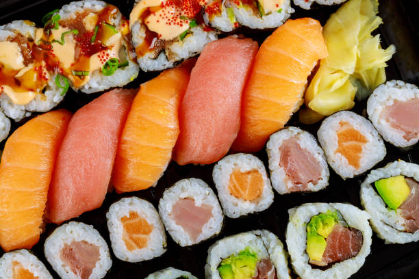 rollo de sushi fresco saludable con jengibre de cerca. comida japonesa. - seafood salmon ready to eat prepared fish fotografías e imágenes de stock