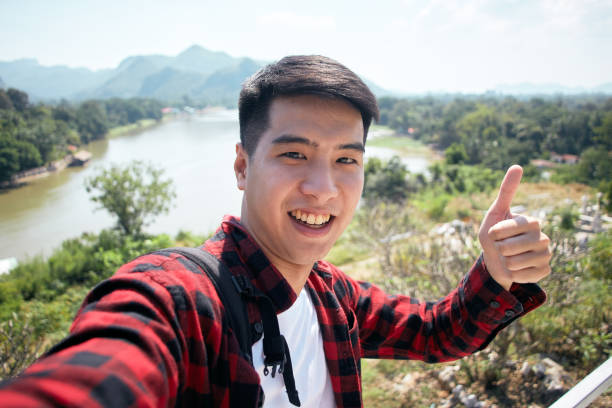 joven hipster viajando con una mochila en el bosque de verano - 4758 fotografías e imágenes de stock