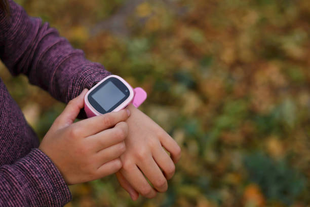orologio intelligente rosa per bambini. protezione e controllo. - gps watch foto e immagini stock