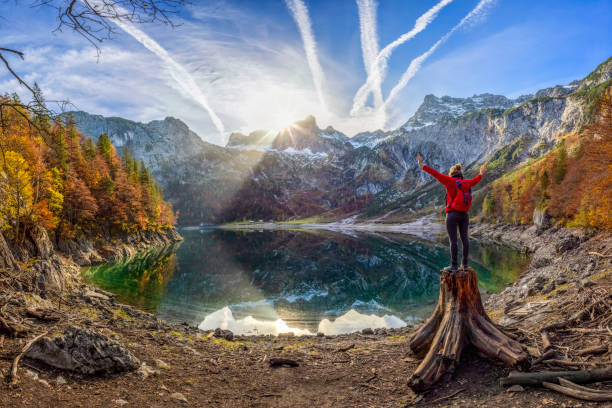 jeune femme embrassant la nature, lac de montagne gosau - salzkammergut photos et images de collection