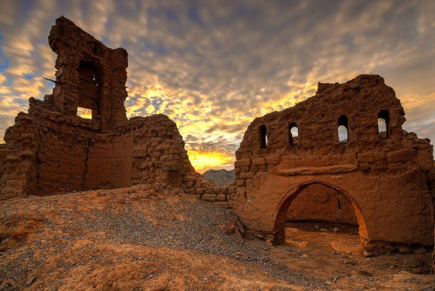 tanuf castle ruins, nizwa, sultanate of  oman - nizwa imagens e fotografias de stock