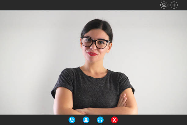 porträt einer lächelnden mitarbeiterin, die im büro posiert, videokonferenzkonzept - video voip stock-fotos und bilder