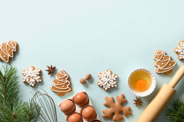 quadro de natal de biscoitos de gengibre com ingredientes para cozinhar em azul. natal. - holiday cookies - fotografias e filmes do acervo