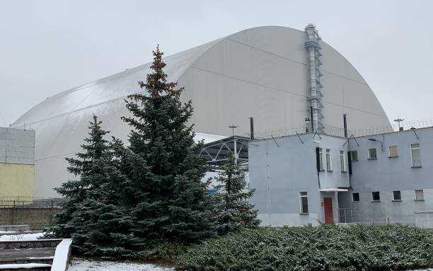 central nuclear de chernóbil con confinamiento seguro que cubre el sarcófago sobre el reactor 4, zona de exclusión de chernóbil, ucrania. - sentinels of the tomb fotografías e imágenes de stock