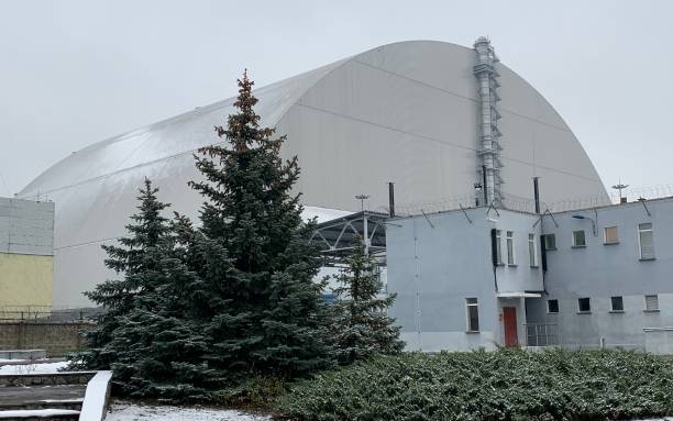 チェルノブイリ原子炉4号機、チェルノブイリ排除区域、ウクライナ上空の石棺を覆う安全な閉じ込めを持つチェルノブイリ原子力発電所。 - sentinels of the tomb ストックフォトと画像