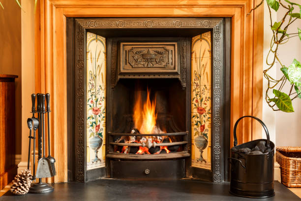 камин, открытый огонь в великобритании гостиной - log fire стоковые фото и изображения