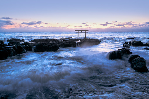 The torii that stands on Kamiiso, the land where the gods landed, is one of the torii gates of Oarai Isosaki Shrine on the hill along the coast. The torii gate in the sea is very rare.