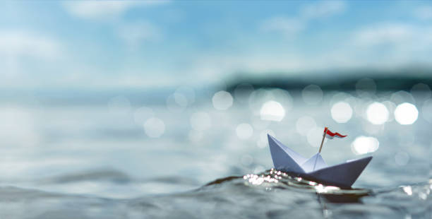 自由 - 長い旅の小さな紙の船 - water toy ストックフォトと画像
