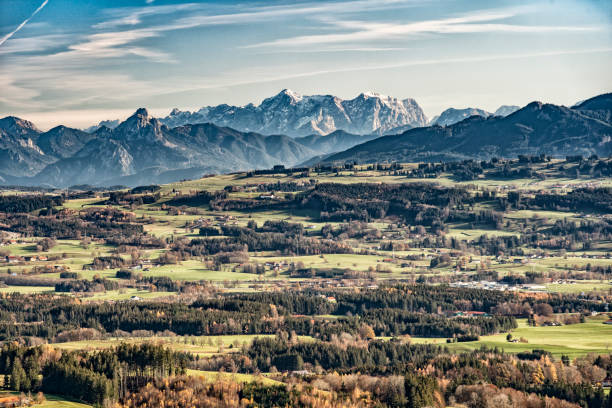 paesaggio autunnale nella zona di allgau, baviera - zugspitze mountain lake autumn germany foto e immagini stock