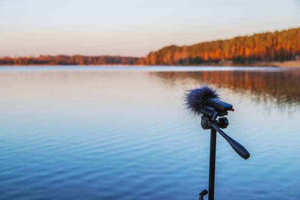 grabadora portátil se para en un trípode en la orilla del lago - sound effect fotografías e imágenes de stock