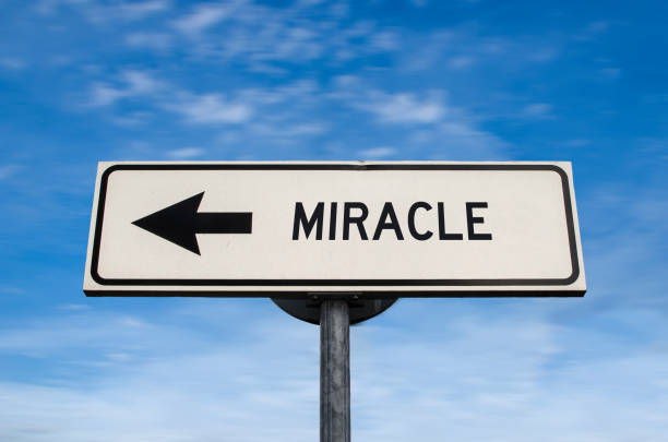 señal de carretera milagrosa, flecha sobre fondo azul del cielo. señal de carretera en blanco de una manera con espacio de copia. flecha en un poste apuntando en una dirección. - milagro evento religioso fotografías e imágenes de stock