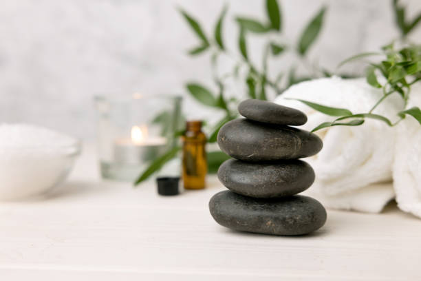 massagem de pedra quente - itens de tratamento de beleza spa em mesa de madeira branca - lastone therapy - fotografias e filmes do acervo
