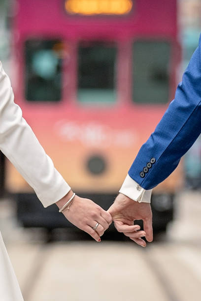 только что женатая кавказская пара, держащаяся за руки во время свадебной фотосессии - 4814 стоковые фото и изображения