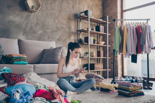 Portrait of her she nice attractive pretty focused girl sitting on floor messy, room selling things online using device order client consulting in modern loft brick industrial interior apartment retrato de ella ella agradable atractivo bastante centrado chica sentado en el suelo desordenado habitación de venta de cosas en línea utilizando el pedido de dispositivos cliente consulta en loft moderno ladrillo interior interior apartamento