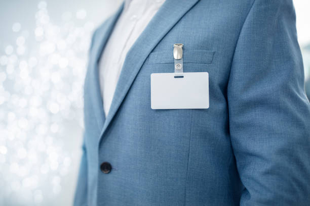 etiqueta de nome de segurança em branco no bolso do terno de empresário - badge security system security security pass - fotografias e filmes do acervo