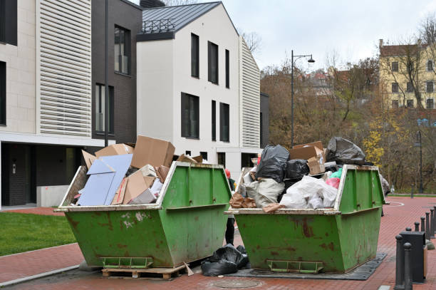 sauts verts (bennes à ordures) pour déchets municipaux - sautiller photos et images de collection