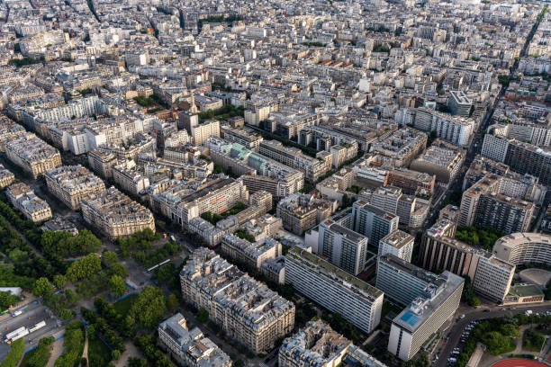 widok z lotu ptaka paryskiego pejzażu miejskiego z tour eiffel - paris france roof apartment aerial view zdjęcia i obrazy z banku zdjęć