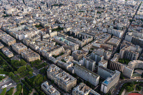 вид с воздуха на парижский городской пейзаж из тура эйфеля - paris france roof apartment aerial view стоковые фото и изображения