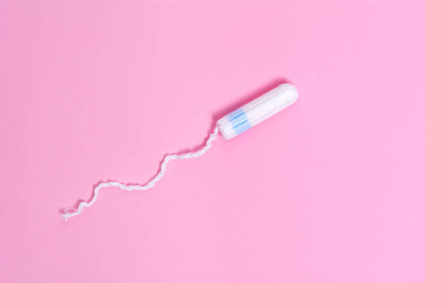 tampón sin aplicador. producto para la higiene íntima femenina - tampon menstruation applicator hygiene fotografías e imágenes de stock
