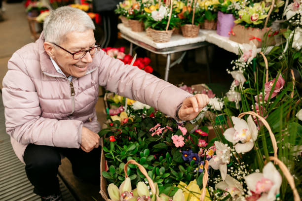 꽃을 사는 행복한 노인 백인 여성 - florist supermarket flower bouquet 뉴스 사진 이미지