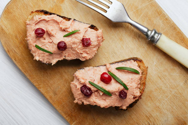 빵에 파테 - 테린과 토스트 - foie gras goose meat liver pate 뉴스 사진 이미지