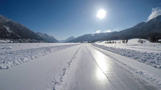 weißensee - eine eisbahn mitten in einem zugefrorenen see - white lake stock-fotos und bilder