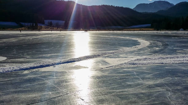 weissensee - an ice rink in the middle of a frozen lake - white lake imagens e fotografias de stock
