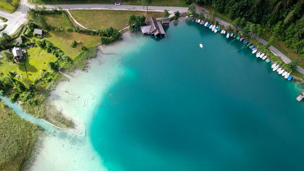 weißensee - eine top-down-drohne von einem türkisfarbenen alpensee - white lake stock-fotos und bilder