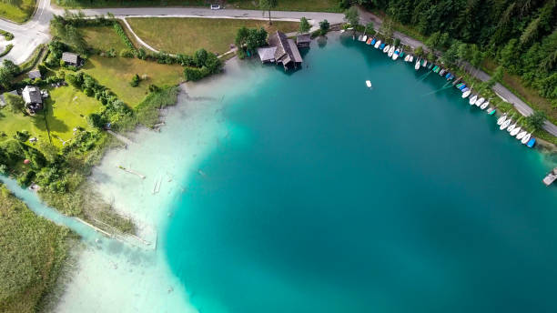 weissensee - un tiro de drone de arriba hacia abajo de un lago alpino turquesa - white lake fotografías e imágenes de stock