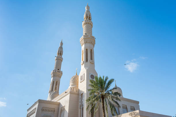 mesquita jumeirah, a única mesquita em dubai que é aberta ao público e dedicada a receber convidados não muçulmanos. - jumeirah mosque - fotografias e filmes do acervo