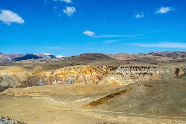 die altai-berge. landschaft der natur auf dem altai-gebirge und in den schluchten zwischen den bergen. - mountain pass stock-fotos und bilder