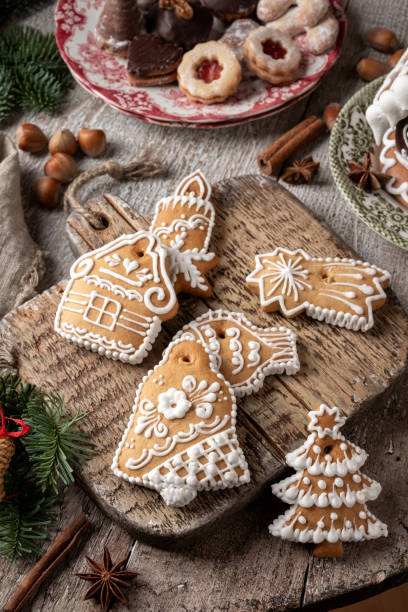 装飾されたジンジャーブレッドクリスマスクッキー - mixed herbs ストックフォトと画像
