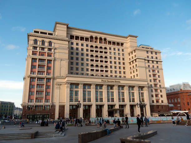 フォーシーズンズホテルモスクワの建物と歩く人々は、モスクワのマネジ広場で2019年5月21日に - four seasons hotels ストックフォトと画像