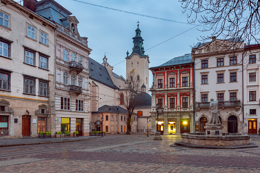 Plaza del Ayuntamiento de Lviv en Dawn. photo