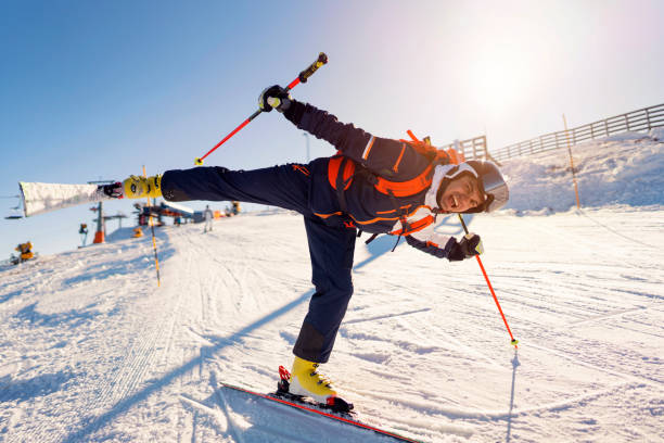 esquiador masculino jugando y mirando a la cámara - powder snow ski ski track track fotografías e imágenes de stock